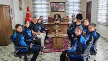 Türkiye Yarı Finallerine Yükselen Neşetiye Ortaokulu Kız Hentbol Takımı Kaymakam Sultan Doğru’yu Ziyaret Etti