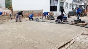 Fen İşleri Ekiplerinden İki Mahallede Yol Çalışması