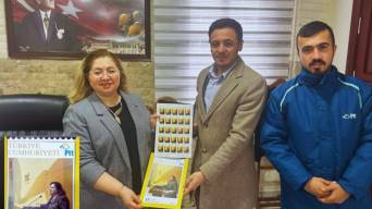 Kaymakam Sultan Doğru’ya PTT Heyetinden Ziyaret: İsme Özel Pul Takdim Edildi