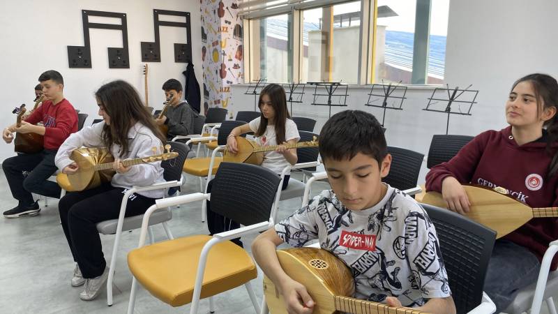 Germencik Gençlik Merkezi’nde Bağlama Atölyesi Coşkusu Devam Ediyor