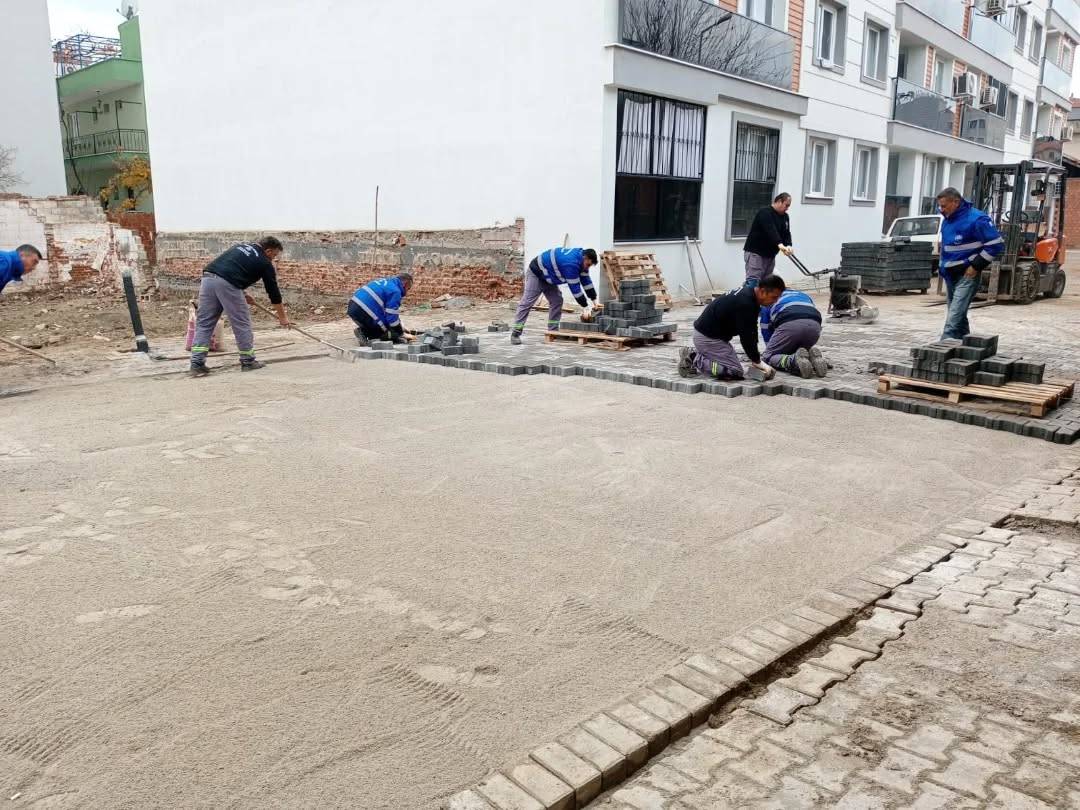 Fen İşleri Ekiplerinden İki Mahallede Yol Çalışması