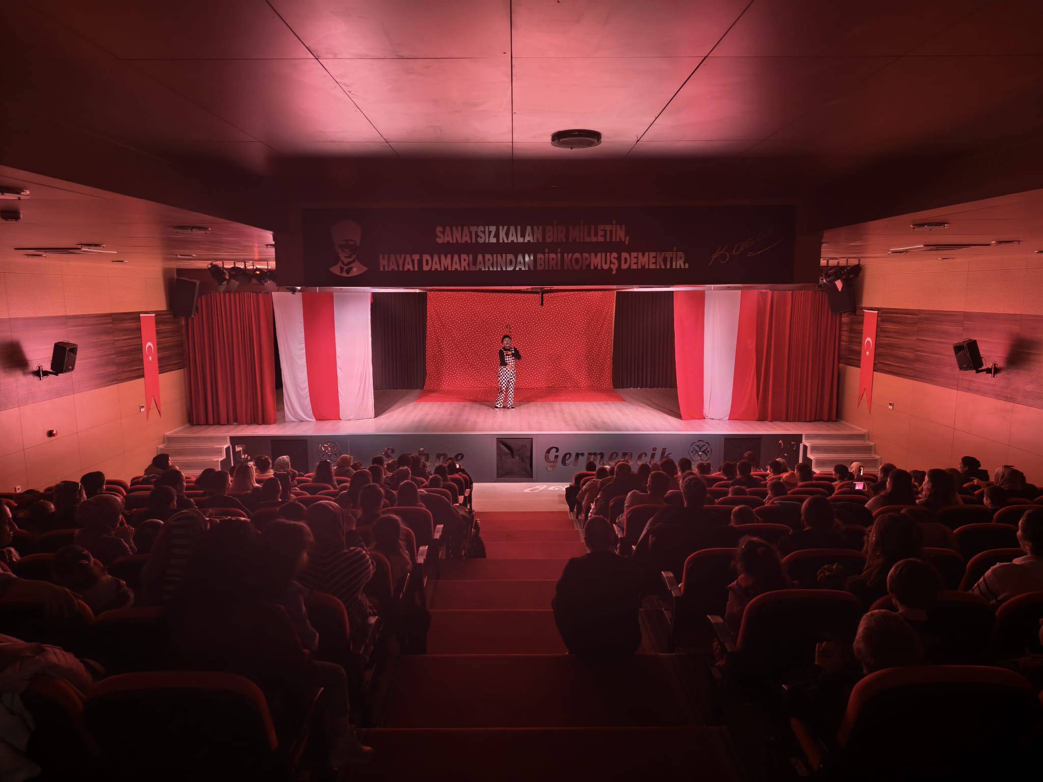 “Şarlo” Oyunu Sahne Germencik’te Çocuklarla Buluştu