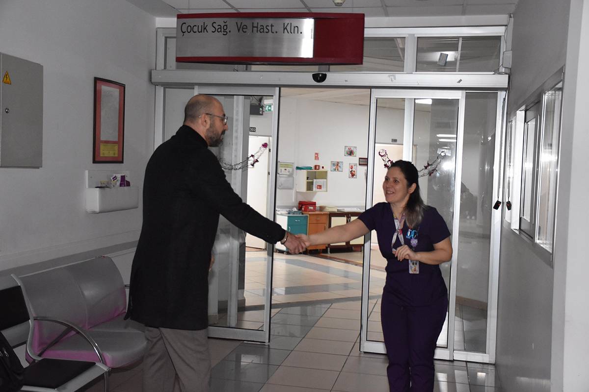 Başkan Zencirci Onkoloji Servisinde Tedavi Gören Çocuklari Ziyaret Etti